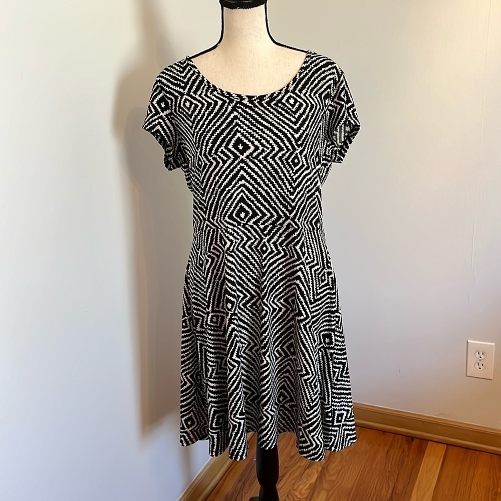 Michael Kors Black white dress stretch with back zip and gold pull size L